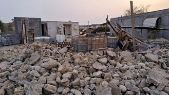 Földrengés elől menekülő emberek árasztották el az utcákat, elpusztult egy falu