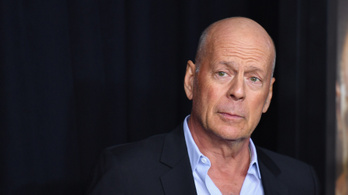 A beteg Bruce Willist fejőstehénnek használta producere
