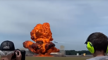 Felrobbant egy sugárhajtású teherautó a repülőshow-n, egy ember meghalt