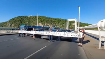 Egy órán át tüntetők zárták le az Erzsébet hidat a reggeli csúcsforgalomban – már megindult a közlekedés