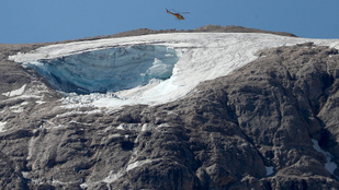 Még mindig keresik az eltűnteket az Alpokban történt jégcsuszamlás után