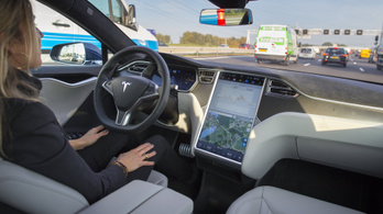 Kátyúkat is elemez az új szoftverfrissítéssel a Tesla Autopilot