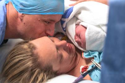 Így öleli édesanyját a baba percekkel a császármetszés után - A bőrkontaktus minden babának jár