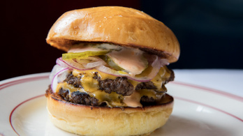 A lelkiismeretes kannibálok örülhetnek: itt vannak a hamis emberihús-burgerek