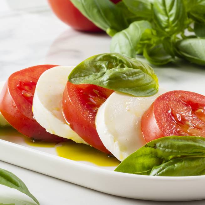 Villámgyors caprese saláta édes paradicsomból: bivalymozzarellával készítsd