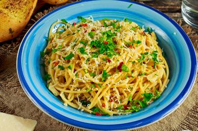 15 perces olívaolajos-chilis spagetti: ahogy kifő a tészta, eheted is