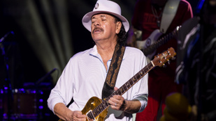 Koncert közben esett össze Carlos Santana, hordágyon hozták le a színpadról