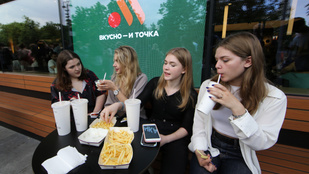 A McDonald’s kivonult Oroszországból, helyette penészes, rovaros burgereket árulnak