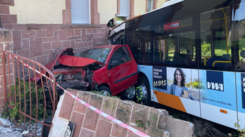 Súlyos buszbaleset Németországban, lakóháznak ütközött a jármű