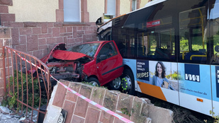 Súlyos buszbaleset Németországban, lakóháznak ütközött a jármű