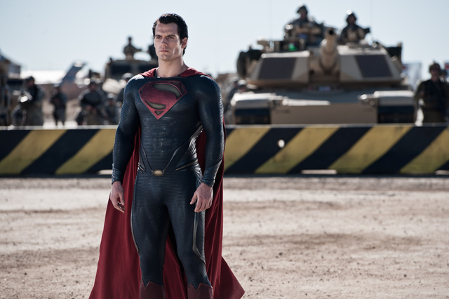 Henry Cavill az új Superman-filmben. A kék szett a domborodó öltájékkal maradt, a piros gatyó eltűnt.