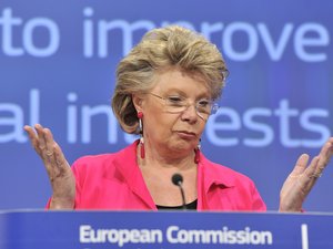 A magyar választók ellen tör Viviane Reding?