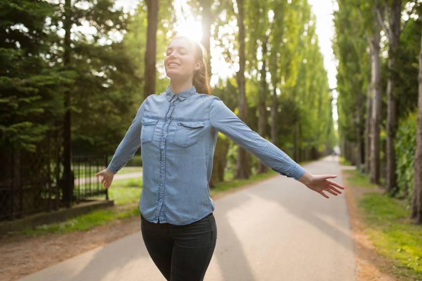 A hosszú, egészséges élet kulcsa lehet, teljesen ingyen: 6 ok, hogy sétával kezdd a napot