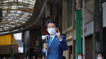 Meghalt a volt japán miniszterelnök, miután rálőtt egy merénylő
