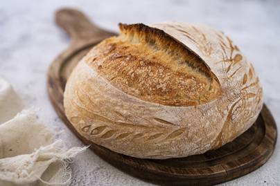 Régimódi, foszlós kovászos kenyér otthon sütve: a héja ropogós, a belseje fantasztikusan puha