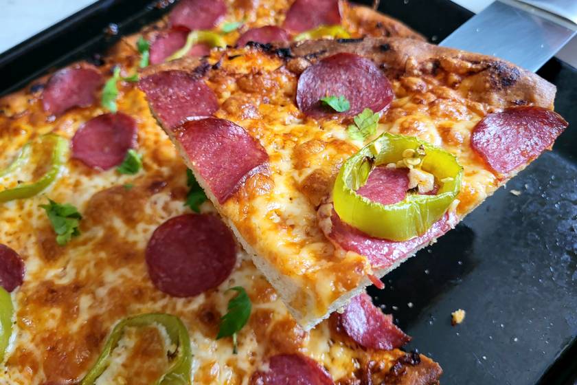 Dagasztás nélkül készült kolbászos pizza: a tészta 5 perc alatt kész