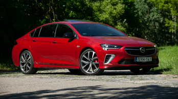 Az Opel vagy az Alfa kéne inkább? Piros autók egymás közt