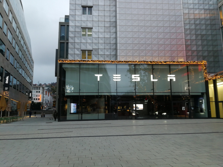 Tesla Store Stuttgartban