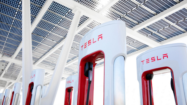 Négy új Superchargert nyit a Tesla hazánkban