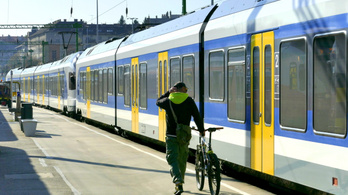 A Budapest–Győr-vasútvonalon még hétfőn reggel is korlátozások lesznek