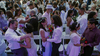 Ötszáz pár tartott egyszerre esküvőt New Yorkban a szabad ég alatt