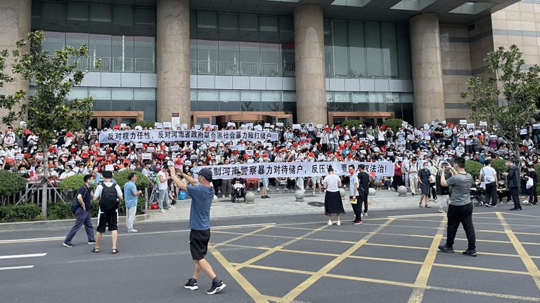 Becsapott betétesek tüntetését verték szét Kínában