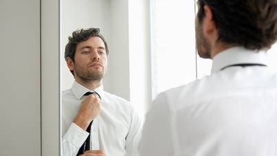 Hordhat rövid ujjú inget egy férfi? Ezért ciki a munkahelyen