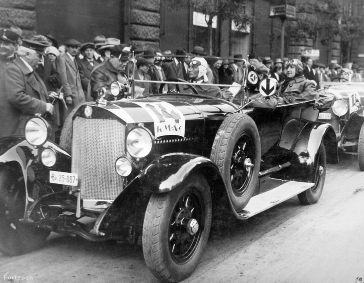 Az új határok miatt új, szintén terület alapú rendszámokat kaptak az autók 1920-ban. Ez egy budapesti illetőségű autó Fotó: Fortepan/Saly Noémi)