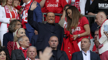 Köztársasági elnök ugyan nem lett, régi receptjével mégis visszatért Berlusconi a címlapokra