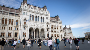 Tizenöt fideszes politikus nem szavazott a kata módosításáról