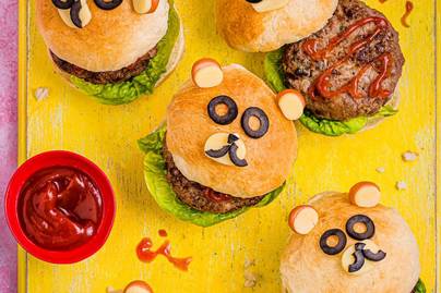 Válogatós gyerekek is megeszik: a nyári szünet két kedvence lehet a szivárványos joghurt és mackóburger