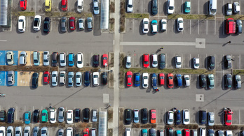 Újabb városban szüntetik meg a zöld rendszámos hibridek ingyenes parkolását