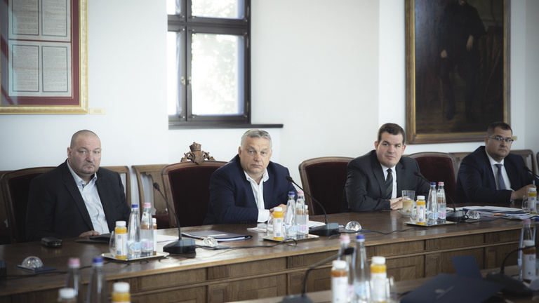 Veszélyhelyzet van, Orbán Viktor összehívta a minisztereket a Karmelitába
