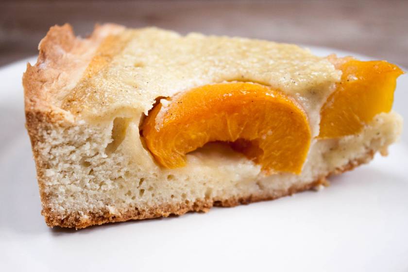 Grízes, őszibarackos kevert süti: szuperegyszerű a tésztája