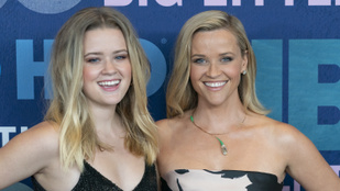 Reese Witherspoon és lánya egymás mellett úgy festenek, mintha ikrek lennének