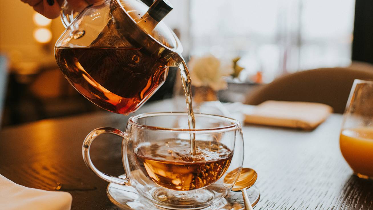 5 tea puffadás ellen: megnyugtatják a gyomrot és segítik az emésztést
