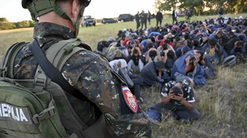 Gépfegyvereket, puskát és pisztolyokat is lefoglalt a menekültektől a szerb rendőrség