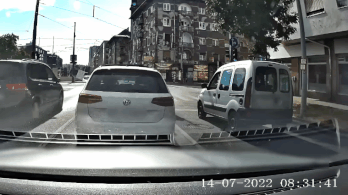 Villamos csapta le egy autó elejét Budapesten
