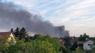 Hatalmas füst gomolyog a XXII. kerületben, tűz ütött ki egy raktár mögött