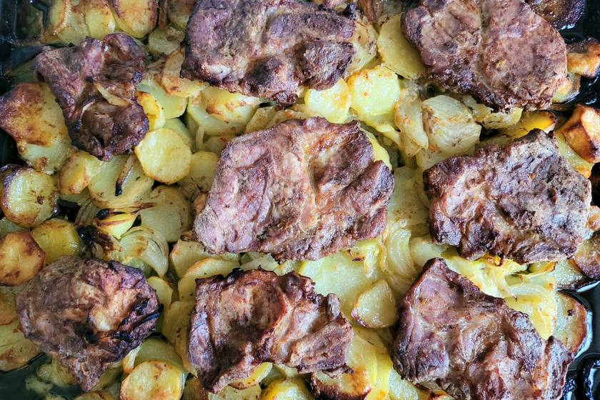 Szaftos, fokhagymás sült tarja: az omlós hús a körettel együtt készül