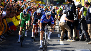 Az összetett éllovasa bukott a 15. szakaszon, belga kerékpáros nyerte az etapot