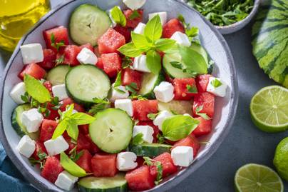 Kevés kalóriás görögdinnye-saláta fetával: a gyümölcs és a sajt nagyon jól megy egymáshoz