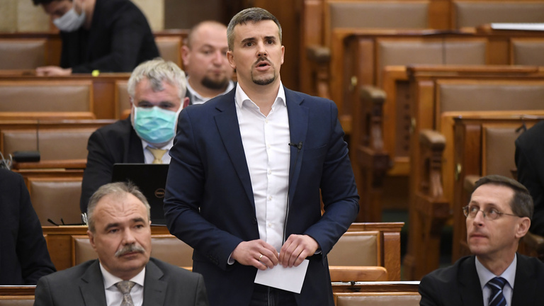 A Jobbik megtiltotta, hogy Jakab Péter saját arculattal kampányoljon