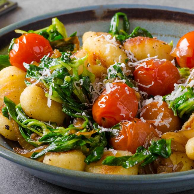 Puha, pirult gnocchi serpenyős zöldségekkel: 20 perces laktató ebéd