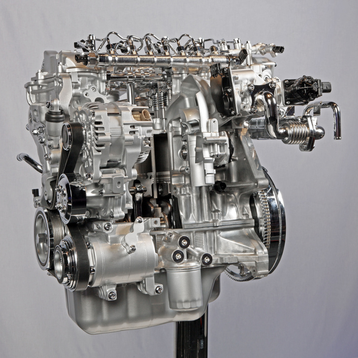 A Mazda már a Skyactiv D dízelmotor első generációjánál arra törekedett, hogy a károsanyagok kibocsátását azzal csökkentse, hogy a képződésüket akadályozza meg 