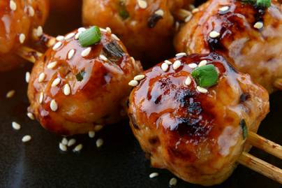 Szaftos japán csirkegolyó ragacsos mázzal: grillen sütve a legfinomabb