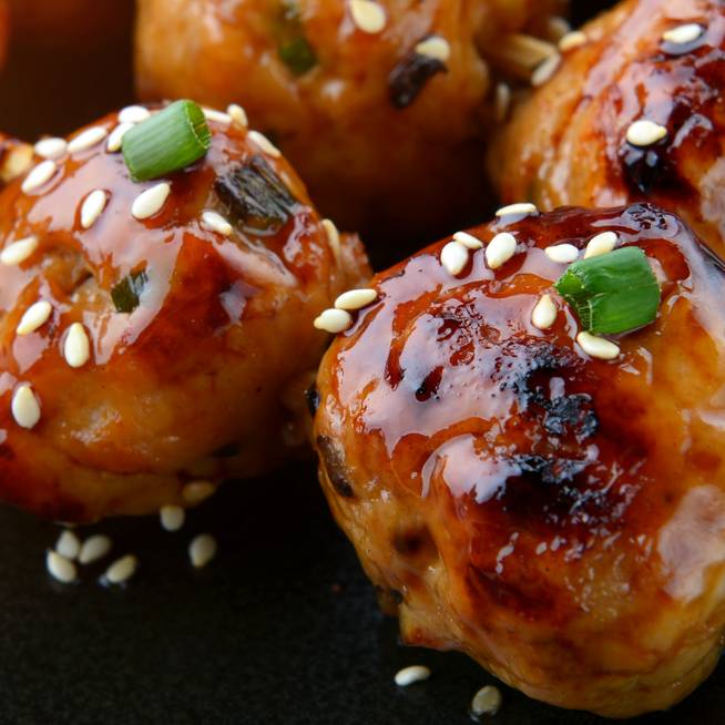 Szaftos japán csirkegolyó ragacsos mázzal: grillen sütve a legfinomabb