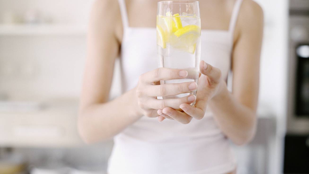 A citromos víz 5 pozitív hatása: nem csak a C-vitamin pótlásában segíthet