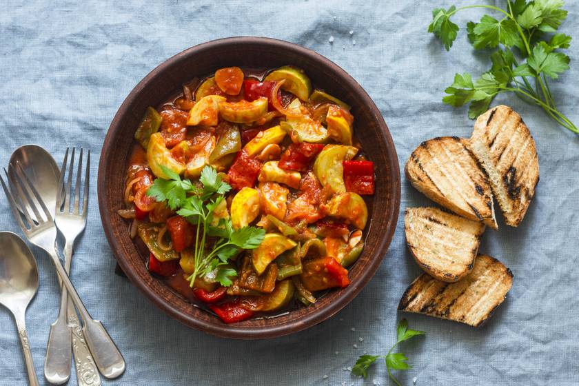 Sűrű zöldségragu cukkinivel, paprikával és paradicsommal: kis chilivel a legjobb
