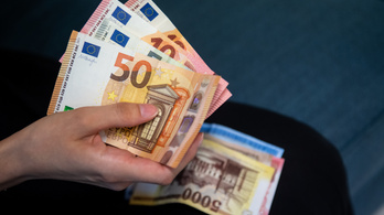 Nem mozdul a 403 forintos szintről az euró, tovább süllyed a svájci frank